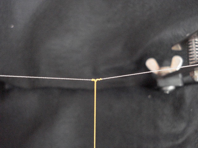 締めた状態。2本の糸を左右に動かしながら締めていくときれいに糸が並びます。 ここで2本の糸を左右に動かしたとき、止まっているかを確認（水にぬれるとさらにしまる）